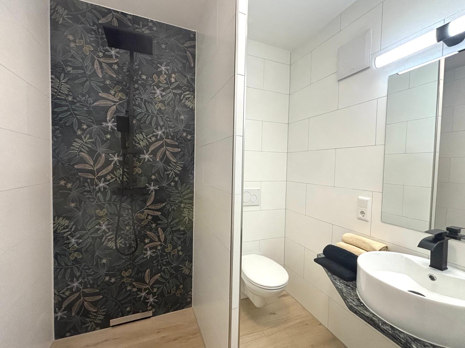 Modernes Badezimmer mit ebenerdiger Dusche