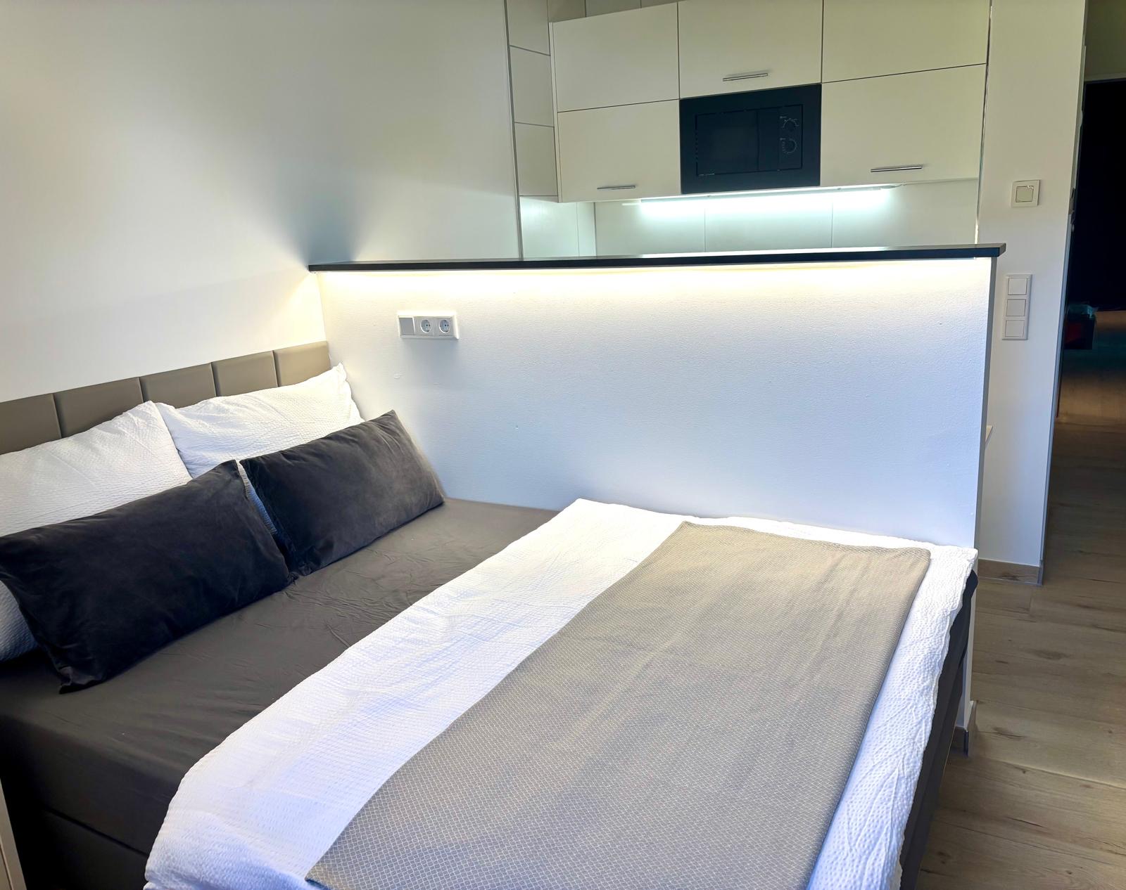 Doppelbett mit indirekter Beleuchtung